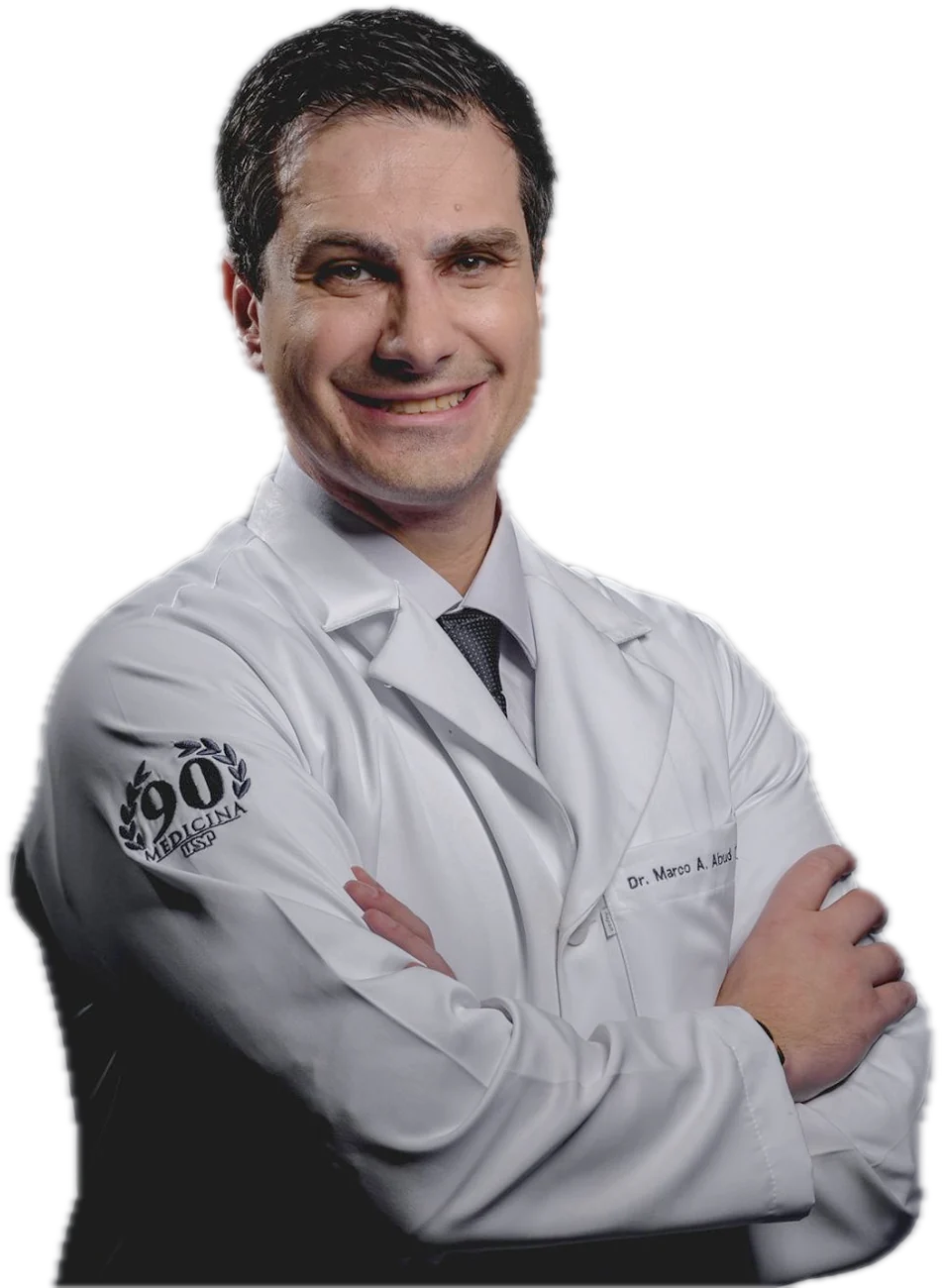 Dr. Marco Abud, médico psiquiatra, de jaleco e braços cruzados